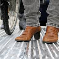 [Translate to EN:] In Längsrichtung verlegt bietet Graepel-Eco durch die geraden Lochreihen Rädern von Rollstühlen und Gehilfen, Koffern und Containern, Fährrädern und Kinderwagen eine gute Führung.